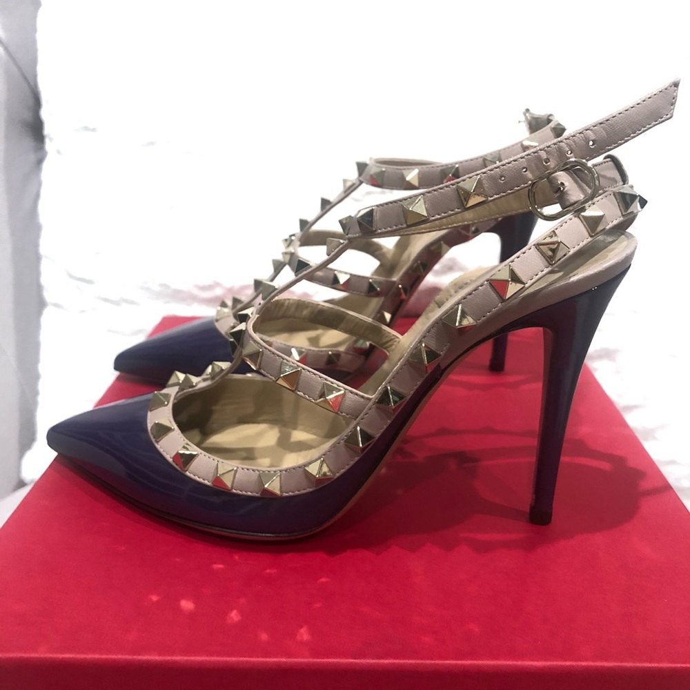 VALENTINO ROCKSTUDS PURPLE PATENT LEATHER HEEL. - Picture 5 of 13